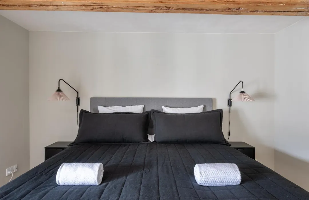 City Apartment With Exposed Ceiling Beams-1